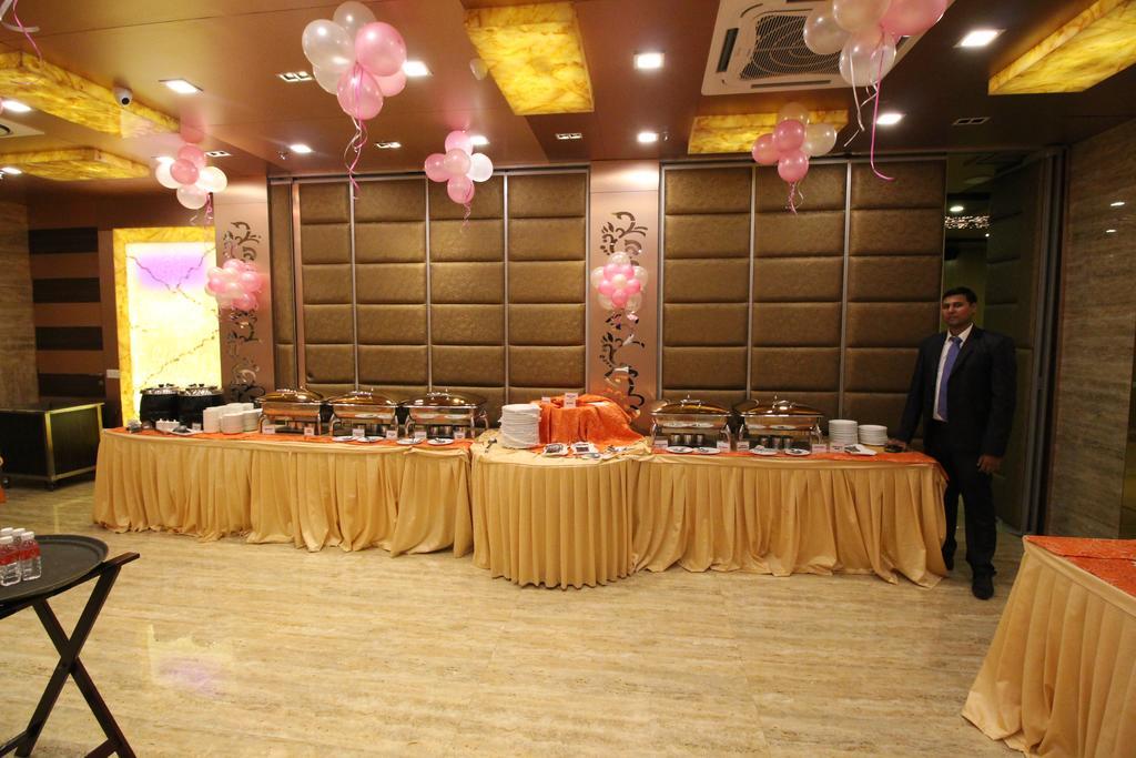 Hotel Golden Grand Дели Экстерьер фото