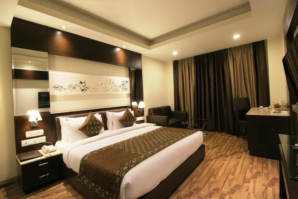 Hotel Golden Grand Дели Экстерьер фото